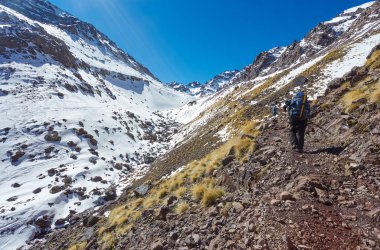 Güzel manzaralı Toubkal, Fas için yolda