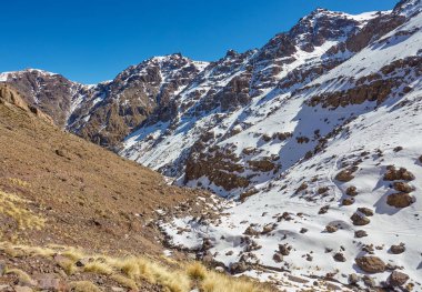 Güzel manzaralı Toubkal, Fas için yolda