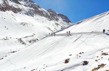 Hiking trail için üst Mount Toubkal - Fas