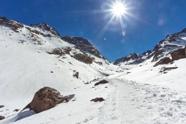 Refuge Toubkal Les Mouflons, Douar Aremd, Imlim, Fas. Refuge du Toubkal tepeden kar manzaralı.