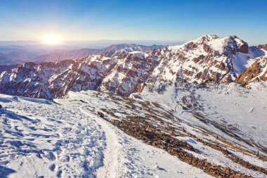 Hiking trail için üst Mount Toubkal - Fas