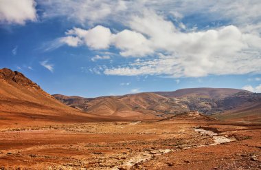 Güney Fas'ta köyü yakınlarında El Kelaa M'Gouna, bir kir izlemek kadar atlas karlı dağlarda rüzgarlar