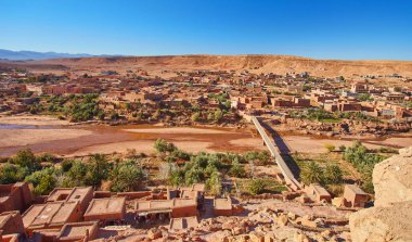 Kasbah AIT Ben Haddou ve çöl Atlas Dağları Kasbah AIT Ben Haddou, Fas yakınındaki yakınındaki havadan görünümü