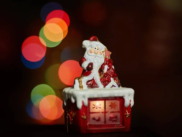 Kerstman Beeldje Doet Een Oefening Wachtend Kerstmis Gekleurde Bokeh — Stockfoto