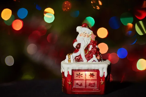 Santa Claus Statuette Doing Exercise Waiting Christmas Colored Bokeh — Stock Photo, Image