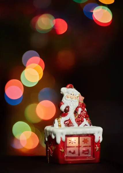 Papai Noel Estatueta Fazendo Exercício Esperando Pelo Natal Bokeh Colorido — Fotografia de Stock