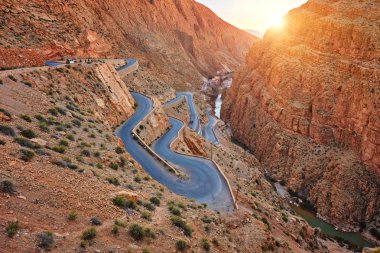 Dades Gorge Atlas Dağları Fas nehirde Dades muhteşemdir. Dades Gorge derinliğidir 200 ile 500 metre.