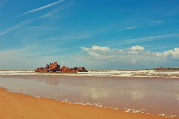 Die Küste Des Atlantiks Goldener Sand Blauer Himmel Kleine Felsen — Stockfoto