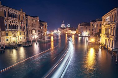 Venedik. Arka planda Santa Maria della Salute Bazilikası ile Venedik 'teki Büyük Kanal manzarası.