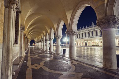Kemerli gece St Marco meydanında, Venedik, İtalya.