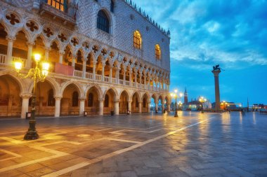 Venedik, İtalya 'daki Piazza San Marco' da geceleri çan kulesi ve tarihi binalar..