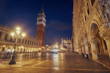 Venedik, İtalya 'daki Piazza San Marco' da geceleri çan kulesi ve tarihi binalar..