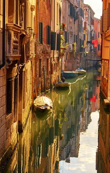 Gyönyörű Keskeny Csatorna Selymes Vízzel Velence Olaszország — Stock Fotó