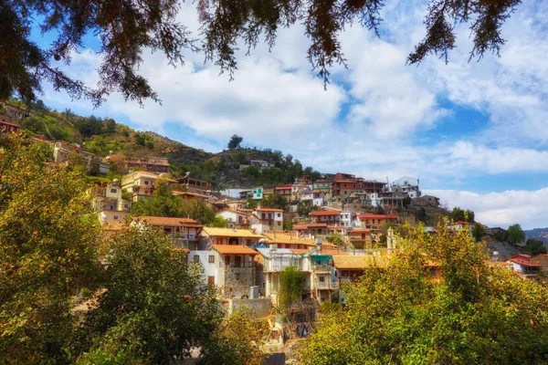 Kıbrıs'ın Dağları'nda küçük geleneksel köy