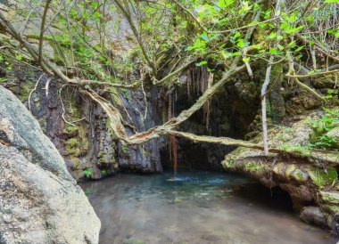 Aphrodite Grotto hamamları gölet ve su ile bahar