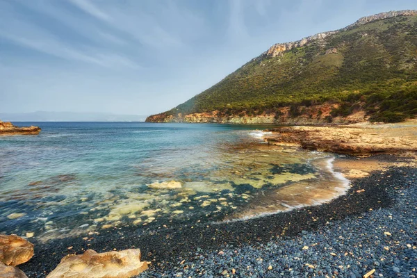 Kamienie Skały Czołówce Kremowym Surf Przypływów Płynie Polis Beach Cypr — Zdjęcie stockowe