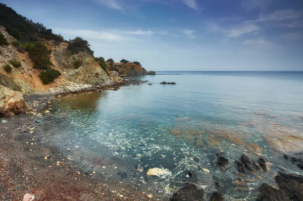 Taşlar Kayalar Krem Ile Plana Içinde Süzülüyor Polis Kumsalda Kıbrıs — Stok fotoğraf