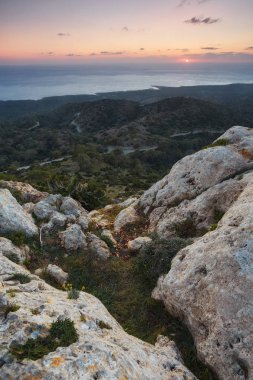 Akama, Kıbrıs, Akdeniz arkasında güneş ayarı. HDR yatay atış.