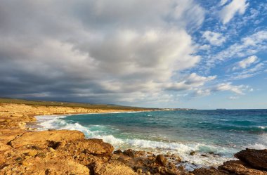 Açık turkuaz su ve dalgalar ile güzel vahşi kumsal. Lara beach, Kıbrıs.