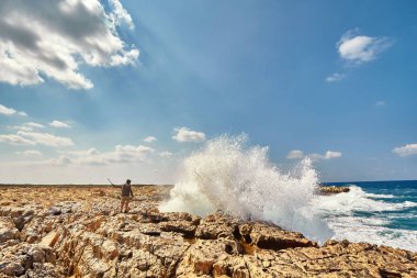 Büyük dalgalar sonu Güney Akamas, Kıbrıs için Rocky Cape Yarımadası Lara hakkında