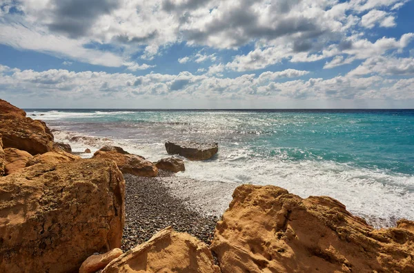 Piękna Dzikiej Plaży Turkusowymi Wodami Fale Lara Beach Cypr — Zdjęcie stockowe