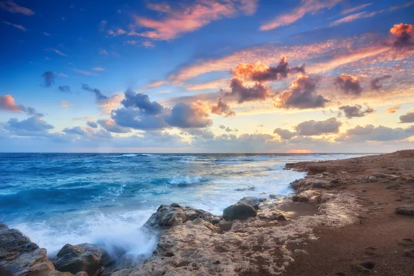 Belas Ondas Fortes Mar Mediterrâneo São Derramadas Tons Cores Diferentes — Fotografia de Stock