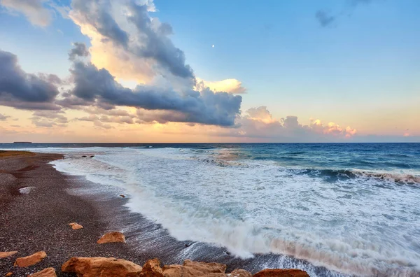 Pôr Sol Nas Margens Mar Mediterrâneo Largo Costa Chipre — Fotografia de Stock
