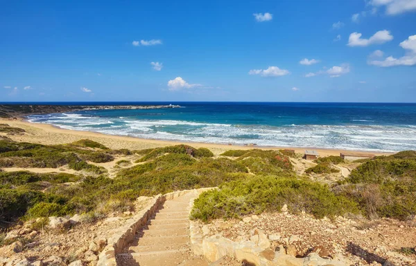 Praia Selvagem Bonita Com Água Azul Turquesa Clara Ondas Lara — Fotografia de Stock