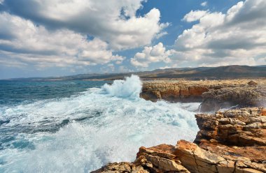 Deniz fırtınası ve geniş yayılan dalgalar, Kıbrıs sahil şeridi.