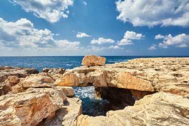 Büyük dalgalar sonu Güney Akamas, Kıbrıs için Rocky Cape Yarımadası Lara hakkında