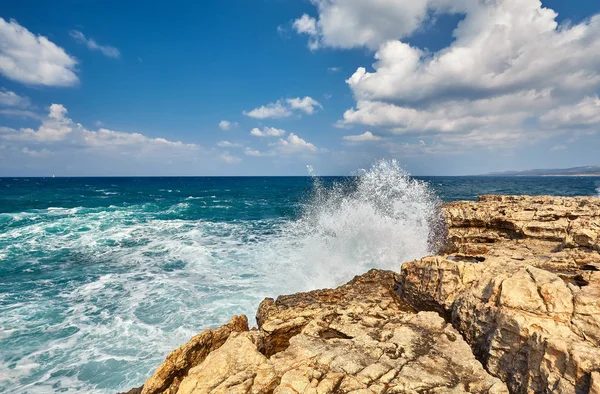 Duże Fale Uderzające Lara Skalistym Półwyspie Cape Południowej Akamas Cypr — Zdjęcie stockowe