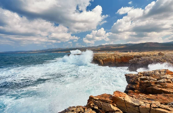 Golven Slaan Rotsachtige Kust Middellandse Zee Cyprus — Stockfoto