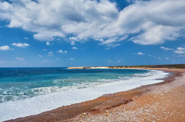 美丽的野生海滩与清澈的绿松石水和波浪 劳拉海滩 塞浦路斯 — 图库照片
