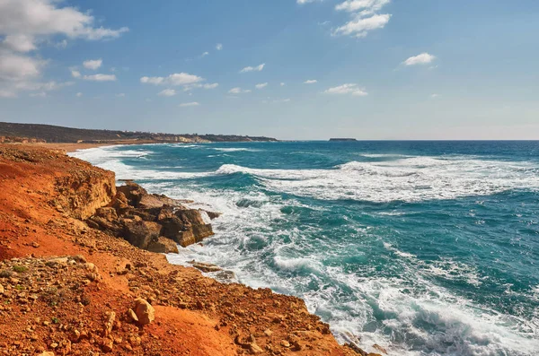 Açık turkuaz su ve dalgalar ile güzel vahşi kumsal. Lara beach, Kıbrıs.