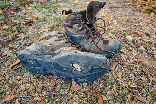 一对老 泥泞的登山靴在小溪边干燥 以说明在户外冒险的概念 — 图库照片