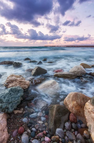 Kıbrıs sahil kapalı Akdeniz'in kıyısında günbatımı