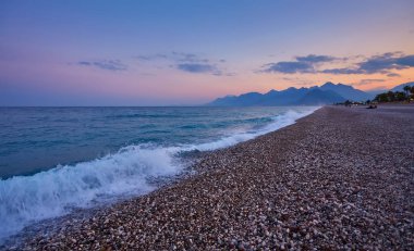 Antalya Konyaaltı Plajı ve Toros Dağları. Türkiye.