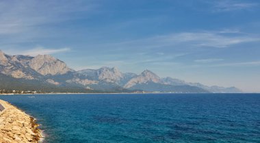 Dağ manzaralı Akdeniz Denizi'nin kıyısında. Kemer, Türkiye.