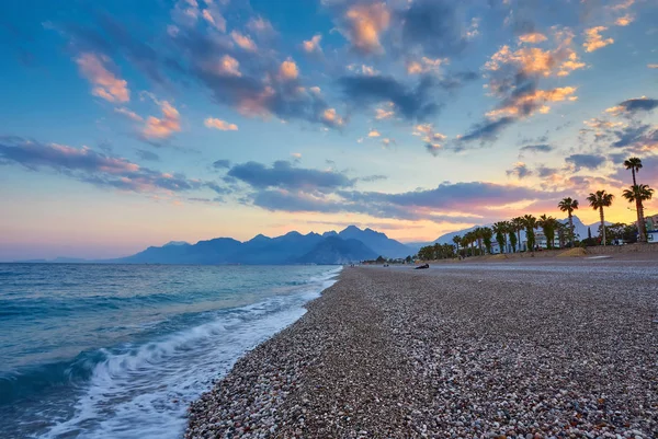 Antalya Konyaaltı Plajı ve Toros Dağları. Türkiye.