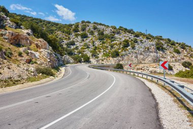 Köy yolunda otomobil deniz kıyısında.