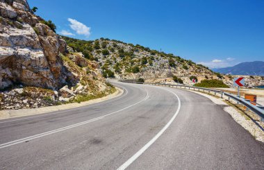 Köy yolunda otomobil deniz kıyısında.