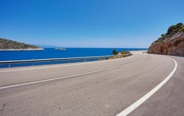 Köy yolunda otomobil deniz kıyısında.