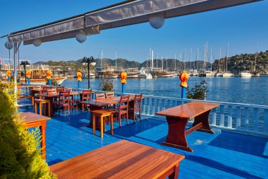 Türk riviera'sında gün bitirmek için en iyi yolu bir Akdeniz deniz manzarası, Kekova, Türkiye üzerinde mükemmel manzaralı restoran ziyaret etmektir