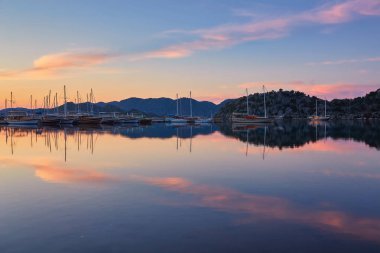 Kekova küçük bağlantı noktası ile sırasında günbatımı, Türkiye'de demirli yatlar