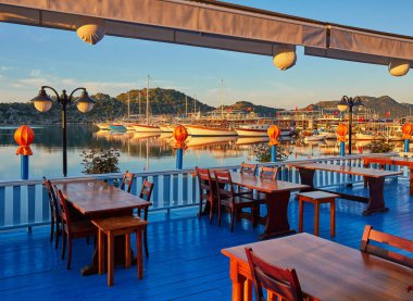 Türk riviera'sında gün bitirmek için en iyi yolu bir Akdeniz deniz manzarası, Kekova, Türkiye üzerinde mükemmel manzaralı restoran ziyaret etmektir