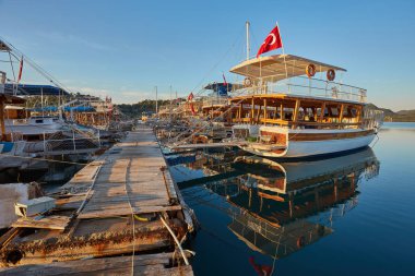 Teknelerin şehir dok. Deniz Park tekneleri ve yatlar Kekova batık şehir Türkiye'deki yeri.