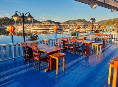 Yerel restoran rahat Teras çeşitliliği deniz ürünleri ve altında bir serin akşam esinti, Kekova, Türkiye'de Türk mutfağı sunmaktadır