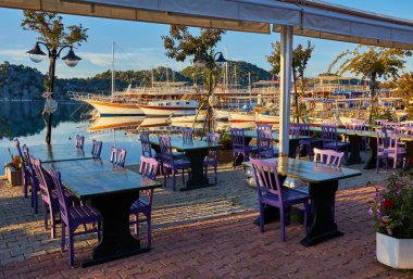 Yerel restoran rahat Teras çeşitliliği deniz ürünleri ve altında bir serin akşam esinti, Kekova, Türkiye'de Türk mutfağı sunmaktadır