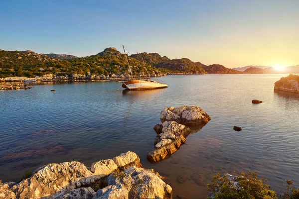 Potopené Jachtě Poblíž Ostrovů Kekova Při Západu Slunce — Stock fotografie