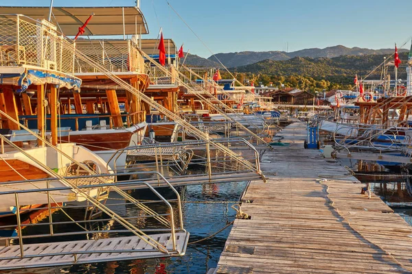 城市船坞小船 Kekova 的船和游艇停泊在土耳其是一个沉没的城市 — 图库照片